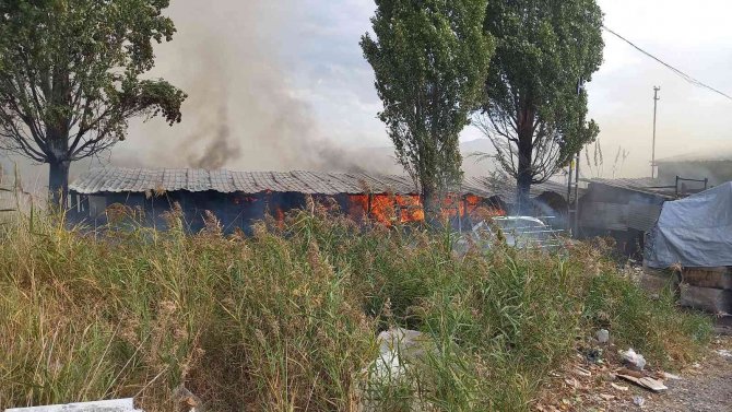 Gediz’de Depo Yangını