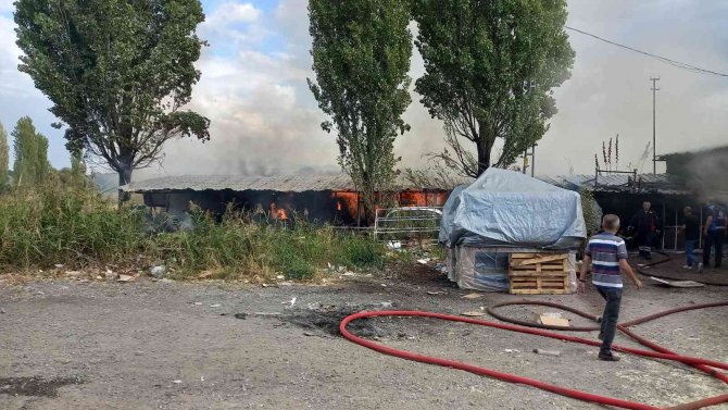 Gediz’de Depo Yangını