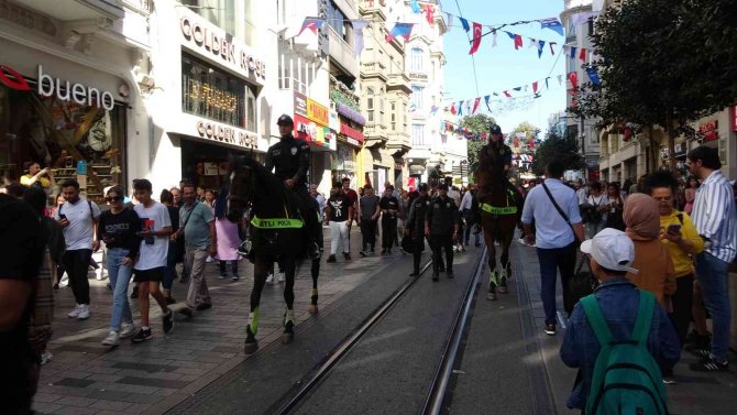 İ̇stiklal Caddesi’nde Atlı Polislere Yoğun İlgi
