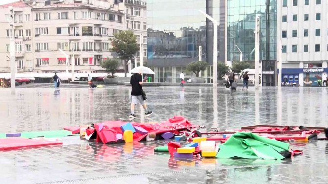 İ̇stiklal Ve Taksim’de Aniden Bastıran Yağış, Vatandaşlara Zor Anlar Yaşattı
