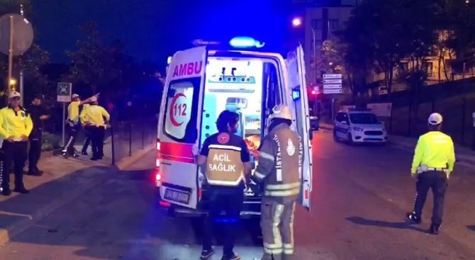 Ümraniye’de Otomobil Refüje Çarpıp Köprüden Aşağıya Düştü: 1 Ölü, 1 Yaralı