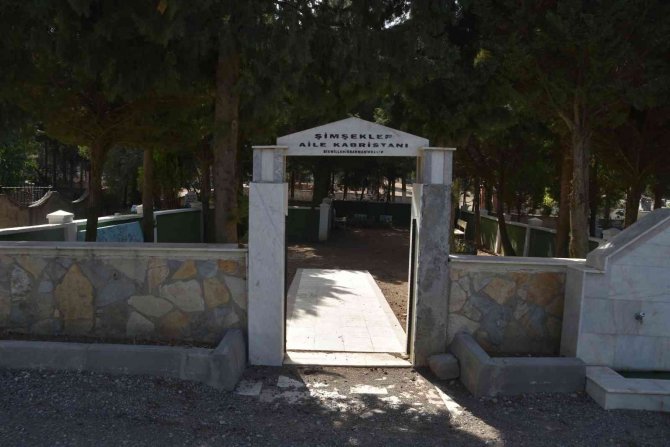 Aile Mezarlıklarının Demir Kapılarını Çaldılar