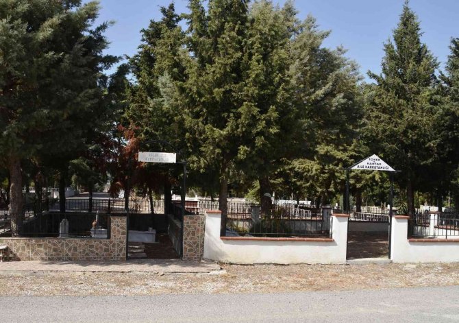 Aile Mezarlıklarının Demir Kapılarını Çaldılar