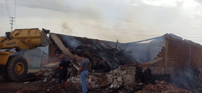 Kastamonu’da 500 Balya Saman İle Balya Makinesi Yandı