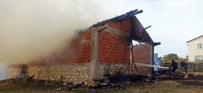 Kastamonu’da 500 Balya Saman İle Balya Makinesi Yandı