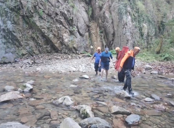 Yürüyüş İçin Gittiği Kanyonda Omzu Çıkan Vatandaşa Kurtarma Operasyonu