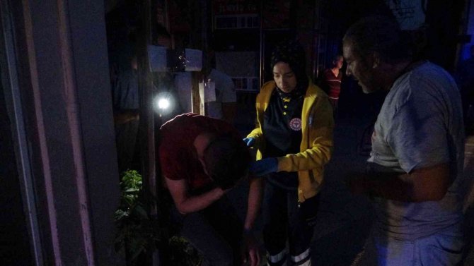 Mahalleli Yakaladığı Hırsızı Önce Dövdü Sonra Elektrik Direğine Zincirleyerek Not Bıraktı