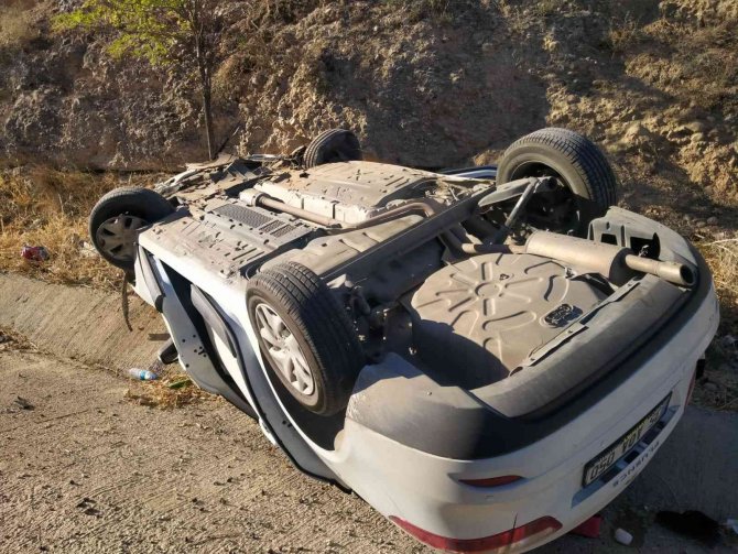 Karşı Şeride Geçen Araç Otomobille Çarpıştı: 3 Yaralı