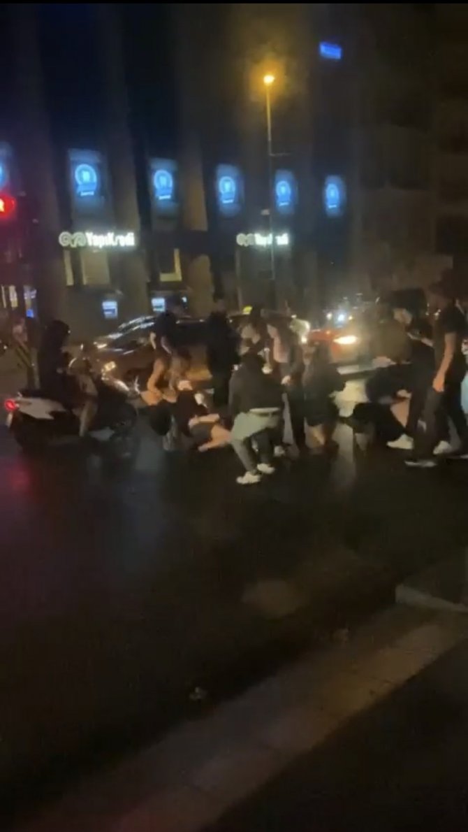 İ̇stanbul’un Göbeğinde Kadınların Saç Saça Kavgası Kamerada