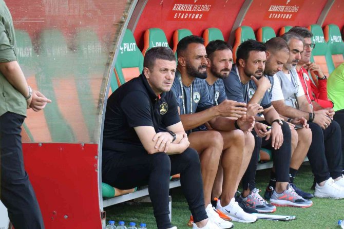 Hakan Keleş: “İ̇lk Dakikalarda Bir Kırmızı Kart Oyun Düzenimizi Bozdu”