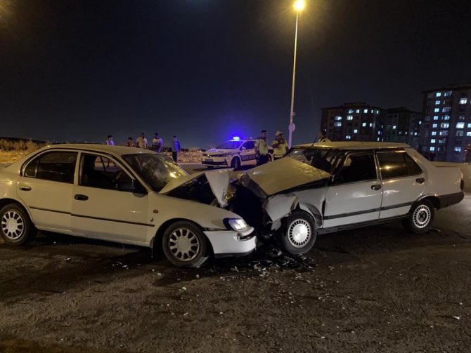 Gaziantep’te İki Araç Kafa Kafaya Çarpıştı: 2’si Ağır 10 Yaralı