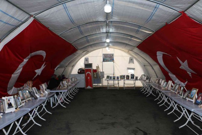 Hdp’ye Kepenk Kapattıran Ailelerin Evlat Nöbeti Bin 127’nci Gününde