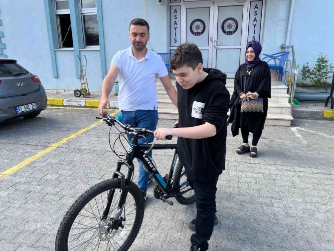 Doğum Günü Hediyesi Çalınmıştı, Polis Abileri Geri Verdi