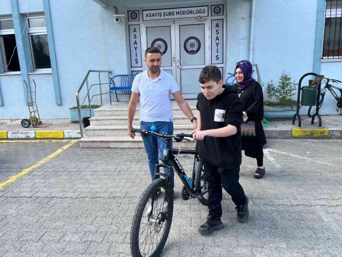 Doğum Günü Hediyesi Çalınmıştı, Polis Abileri Geri Verdi