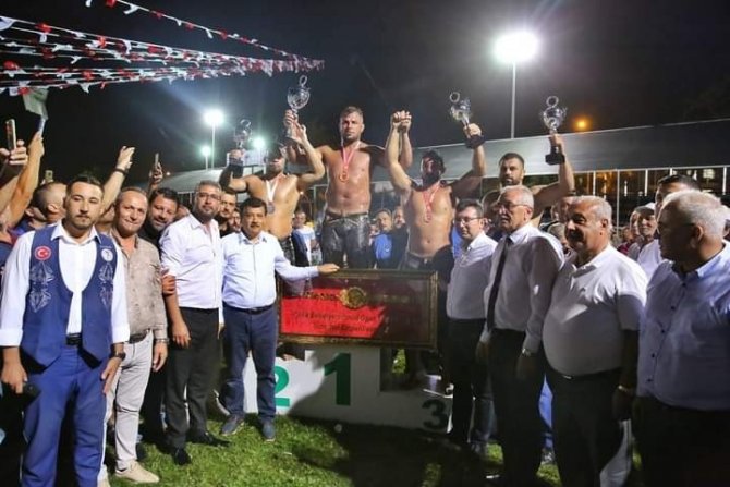 Serik Yağlı Pehlivan Güreşlerinin Başpehlivanı Osman Aynur Oldu