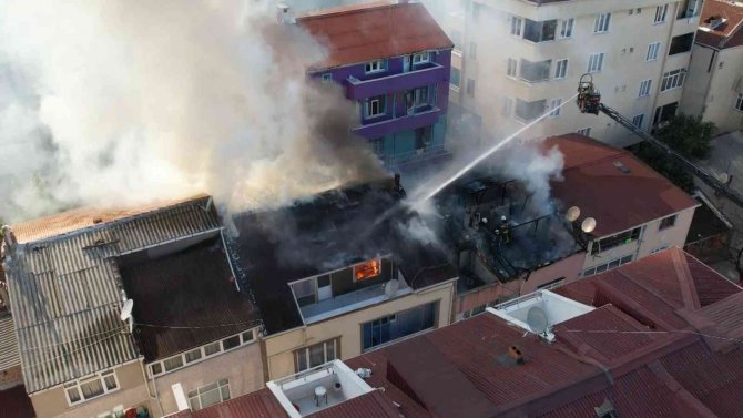 Arnavutköy’de 3 Katlı Binada Yangın Çıktı