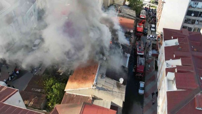 Arnavutköy’de 3 Katlı Binada Yangın Çıktı