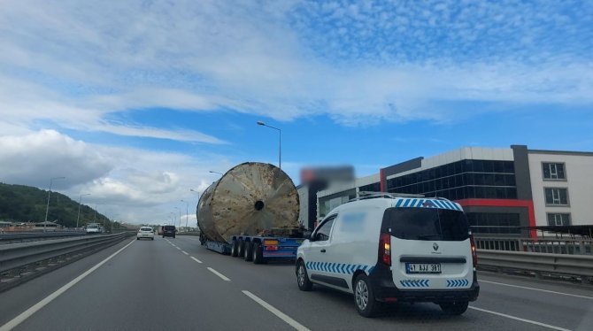 Kara Yolunda Taşınan Dev Silo Görenlerin İlgisini Çekti