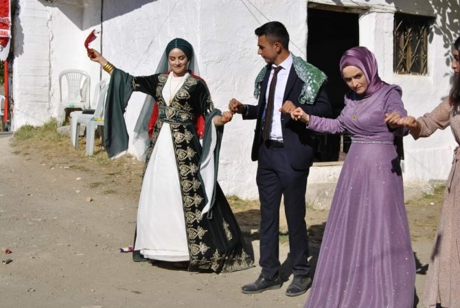 Dedesinin Vasiyetini Yerine Getiren Damat 5 Gün Düğün Yaptı