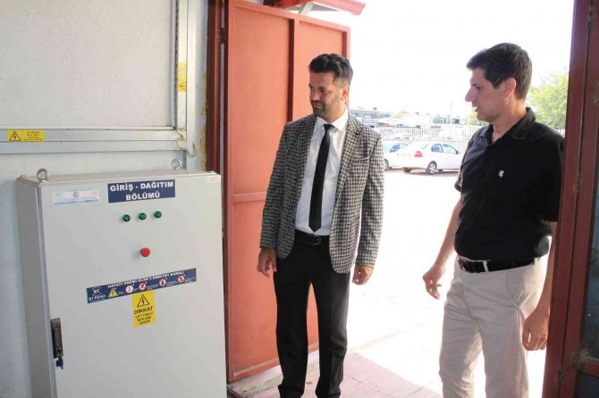 Okulun Çatısına Ges Kurdular, Elektrik Satarak Laboratuvar Yaptılar