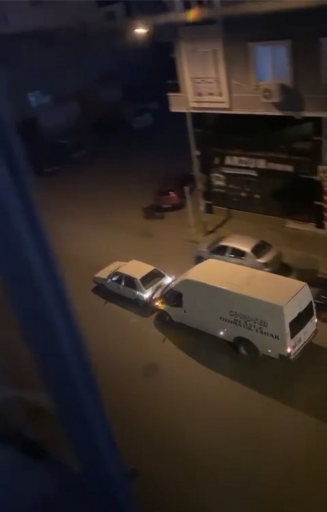 Bursa’da Arıza Yapan Aracı Ayaklarıyla İterek Götürdüler