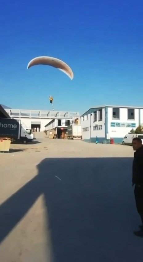 Paraşüt Tutkunu İşçi Çalıştığı Fabrikaya Uçarak Gitti