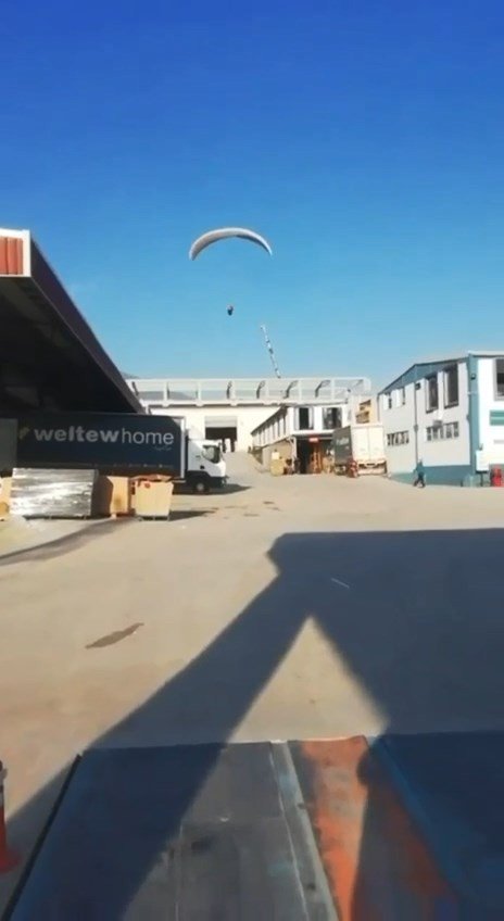 Paraşüt Tutkunu İşçi Çalıştığı Fabrikaya Uçarak Gitti