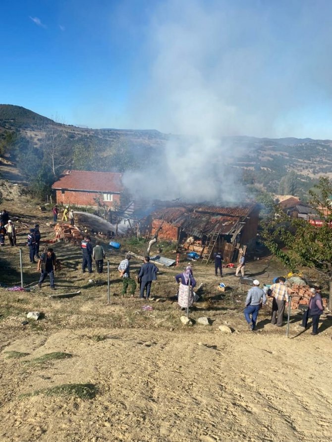Bursa’da Köy Evi Küle Döndü