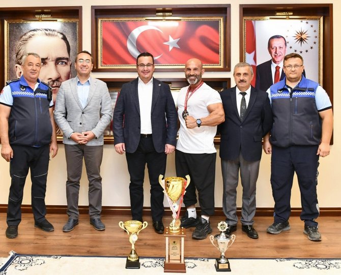Zabıta Komiseri Vücut Geliştirme Şampiyonasında Birinci Oldu