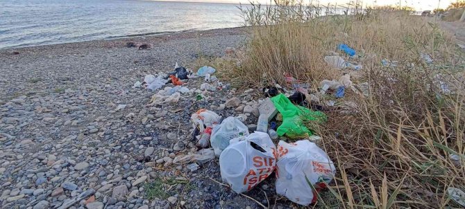 Turistler Gitti Çöpleri Kaldı