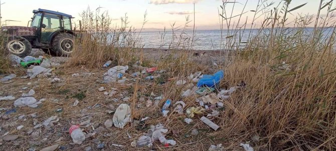 Turistler Gitti Çöpleri Kaldı