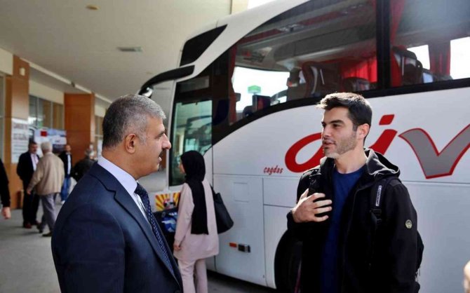Rektör Çiftçi, Çankırı Karatekin Üniversitesinin Yeni Öğrencilerini Otogarda Karşıladı