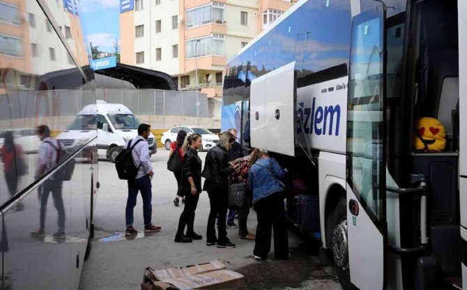 Rektör Çiftçi, Çankırı Karatekin Üniversitesinin Yeni Öğrencilerini Otogarda Karşıladı