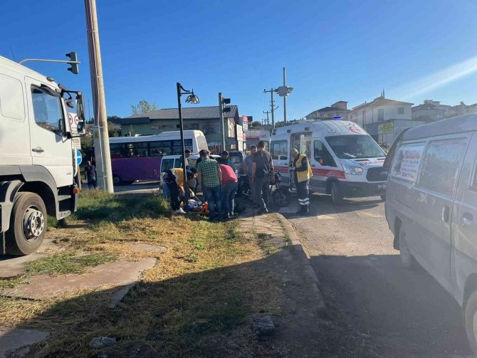 Motosiklet İle Panelvan Tipi Araç Çarpıştı: 2 Yaralı