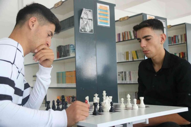 Eğitim İçin Seferber Oldular: 10 Bin Kitaplı Kütüphane Kurup Öğrencilerini Üniversiteli Yaptılar