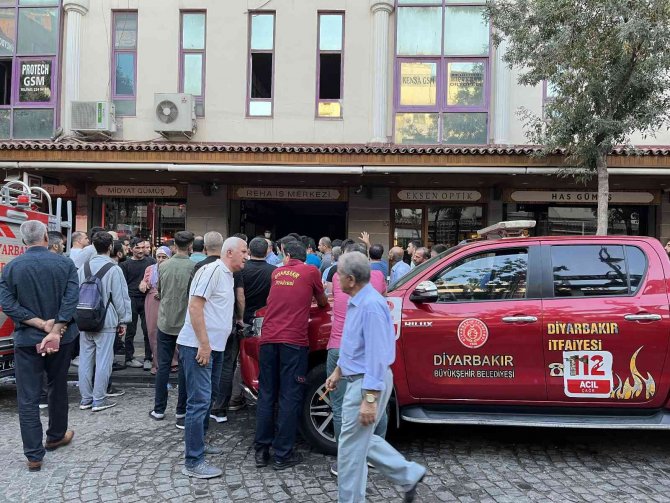 İ̇ş Merkezinde Telefon Bataryalarının Patlamasıyla Çıkan Yangın Korkuttu