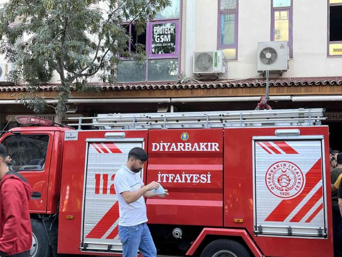İ̇ş Merkezinde Telefon Bataryalarının Patlamasıyla Çıkan Yangın Korkuttu