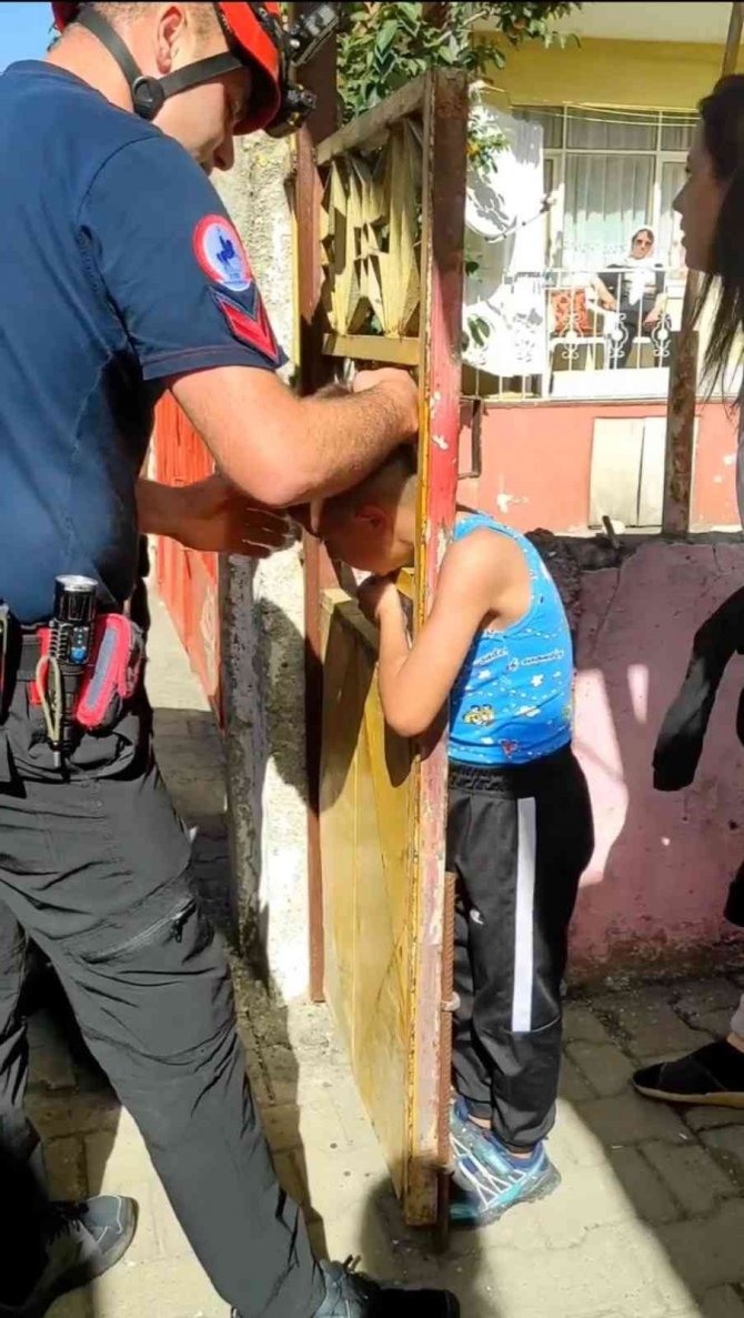 Demir Kapıya Kafasını Sıkıştıran Çocuğu İtfaiye Ekipleri Kurtardı