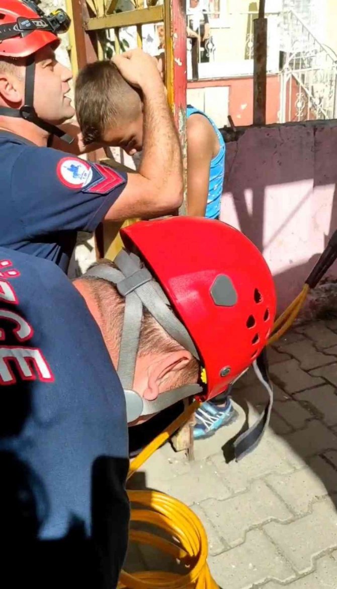 Demir Kapıya Kafasını Sıkıştıran Çocuğu İtfaiye Ekipleri Kurtardı