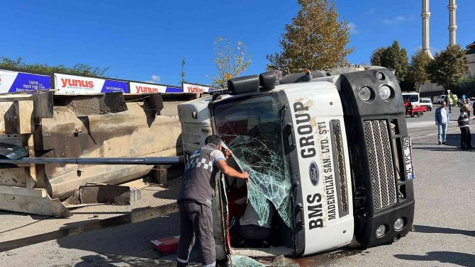 Çakıl Taşı Yüklü Kamyon Devrildi: 1’i Ağır 2 Yaralı