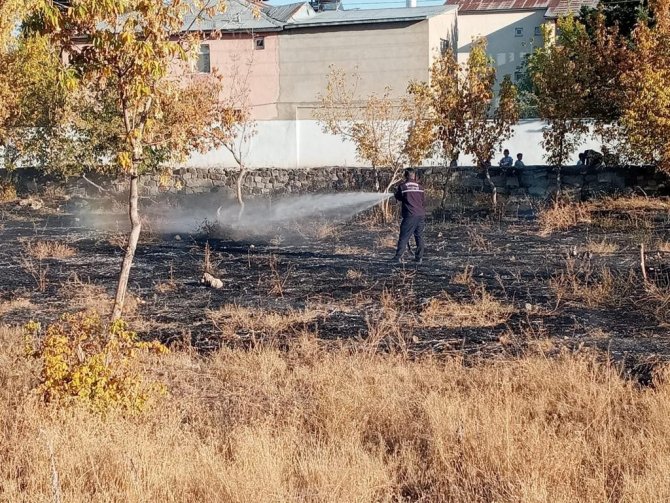 Horasan’da Boş Arazide Çıkan Yangın Büyümeden Söndürüldü