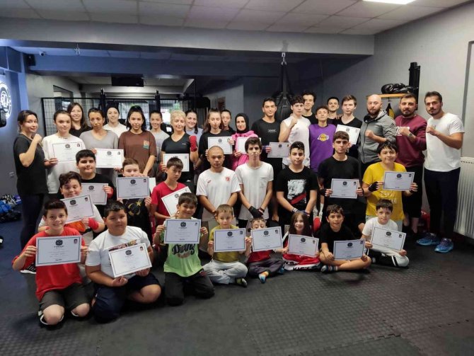 Kick Boks Sporcuları Kuşak Sevinci Yaşadı