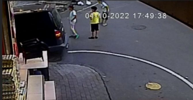 Gaziosmanpaşa Sokakta Oynayan Çocuklar Kazadan Saniyeler İle Kurtuldu: O Anlar Kamerada