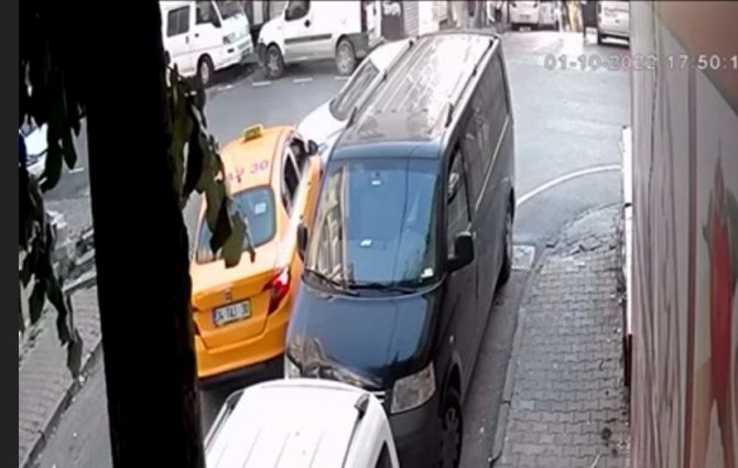Gaziosmanpaşa Sokakta Oynayan Çocuklar Kazadan Saniyeler İle Kurtuldu: O Anlar Kamerada