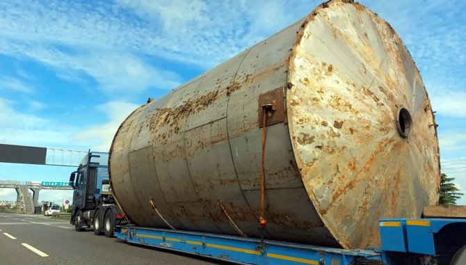 Kara Yolunda Taşınan Dev Silo Görenlerin İlgisini Çekti