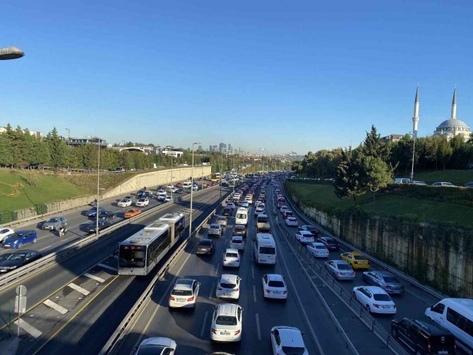 İ̇stanbul’da Haftanın İlk Gününde Trafikte Yoğunluk Yaşandı