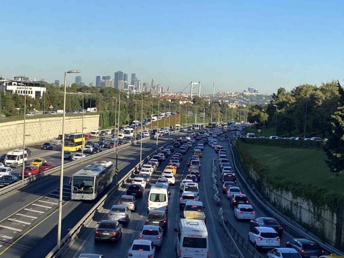 İ̇stanbul’da Haftanın İlk Gününde Trafikte Yoğunluk Yaşandı