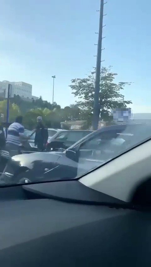 İ̇stanbul’da Trafikte Tartıştığı Kişiye Elinde Balta İle Saldırmaya Kalktı