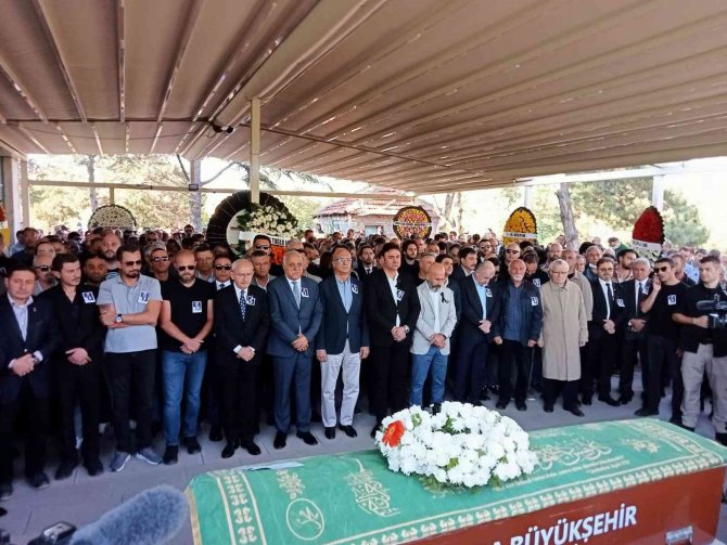 "İ̇stek Şarkı" Cinayetine Kurban Giden Müzisyen Onur Şener Son Yolculuğuna Uğurlandı