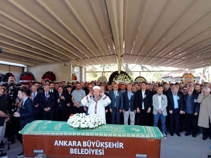 "İ̇stek Şarkı" Cinayetine Kurban Giden Müzisyen Onur Şener Son Yolculuğuna Uğurlandı